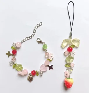 اویز و دستبند توت فرنگی